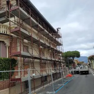 Ponteggiatura abitazione Massa Carrara Via Ascoli Edificio Storico 3