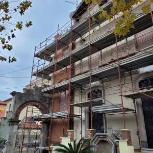 Ponteggiatura abitazione Massa Carrara Via Ascoli Edificio Storico